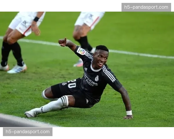 快报：维尼修斯边路突破造点，克罗斯主罚一蹴而就